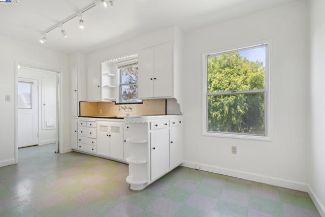 2200 Peach St, Pinole CA: https://media.crmls.org/mediaz/9e48f30c-954d-41a4-8fcc-f4cc440f28a6.jpg