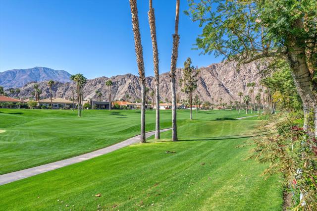 54121 Oakhill, La Quinta CA: https://media.crmls.org/mediaz/9e495284-a8d2-4ead-bda7-d13344680af2.jpg