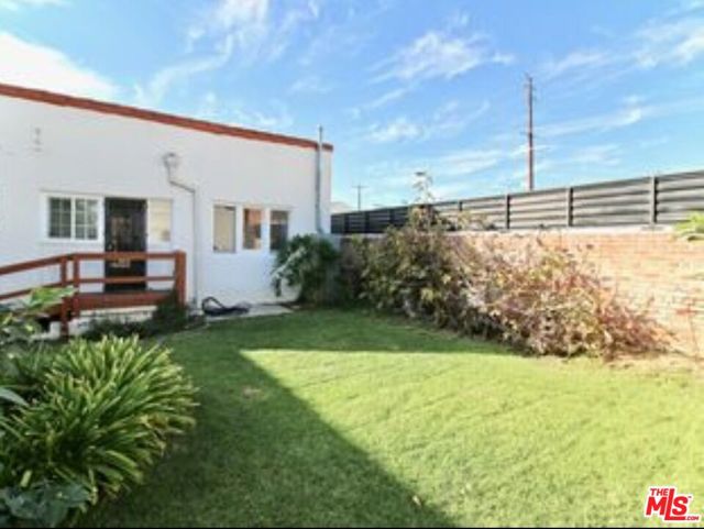 1034 N Kenmore Avenue, Los Angeles CA: https://media.crmls.org/mediaz/9e4a2738-28e5-4536-9262-30d5d28dd7fe.jpg