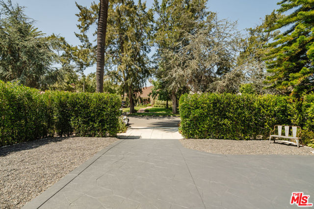 609 21st Place, Santa Monica CA: https://media.crmls.org/mediaz/9e4aa311-1a77-41de-ad63-64b6791a7eb9.jpg