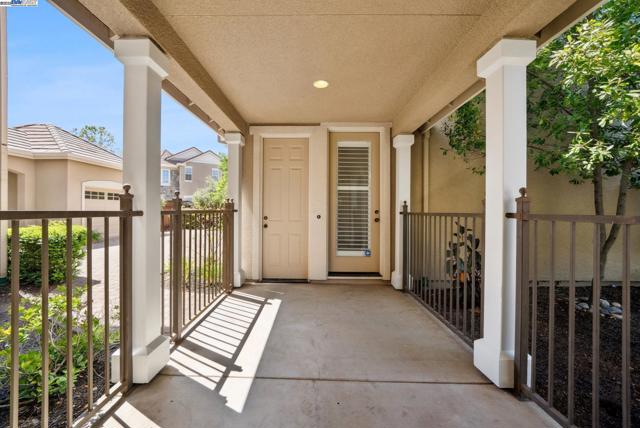2307 Vineyard Heights Ln, Pleasanton CA: https://media.crmls.org/mediaz/9e4abc92-e7d1-41f6-a8c5-72aeacd7d4f0.jpg