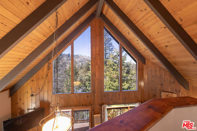 817 Grass Valley Road, Lake Arrowhead CA: https://media.crmls.org/mediaz/9e4af83a-39a6-4576-a199-a8d911098609.jpg