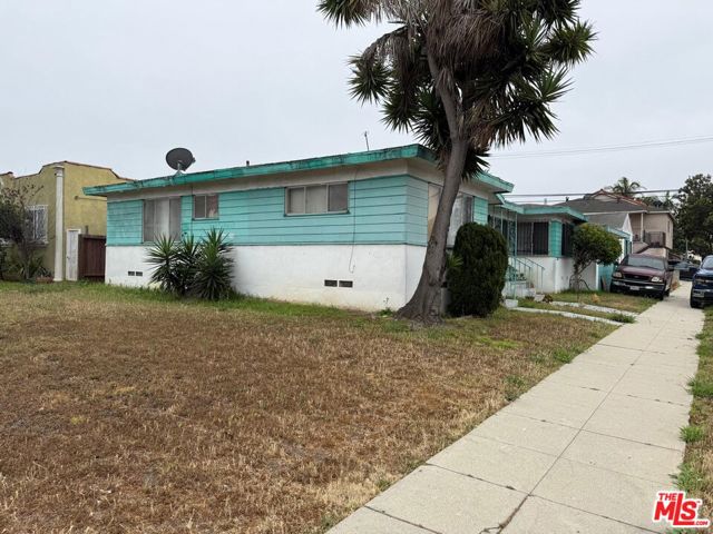 8204 S Harvard Boulevard, Los Angeles CA: https://media.crmls.org/mediaz/9e4cde4f-0a3f-4028-b508-81aa1d749ee6.jpg