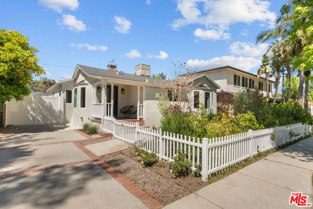 10531 Woodbridge Street, Toluca Lake CA: https://media.crmls.org/mediaz/9e4e0e01-2cc3-4f76-ad3c-84fdcfa624c1.jpg