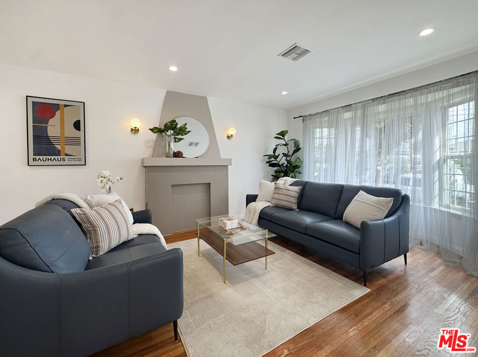 1241 W 109th Place