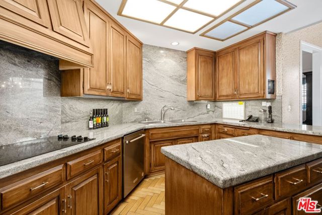 10114 Empyrean Way, Los Angeles CA: https://media.crmls.org/mediaz/9e4f9d62-05cb-4c7a-a2ba-572d10a51aff.jpg