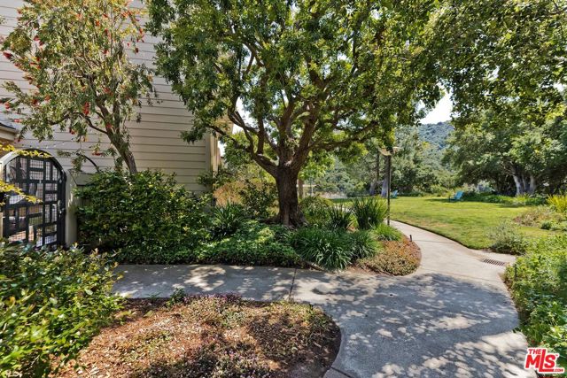 1447 Palisades Drive photo 2