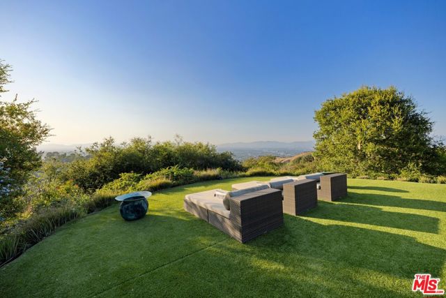 3396 Stone Ridge Lane, Los Angeles CA: https://media.crmls.org/mediaz/9e510165-82a4-48c4-a349-906d2a274d4a.jpg