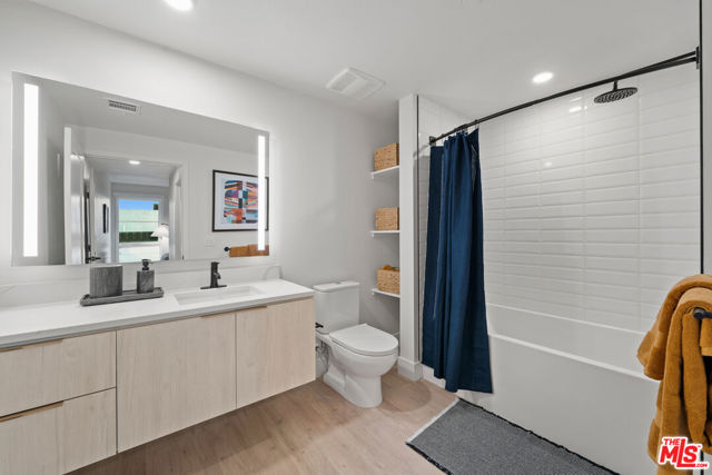 250 E Broadway, Long Beach CA: https://media.crmls.org/mediaz/9e514b96-cf70-401c-96cd-429f8df19195.jpg