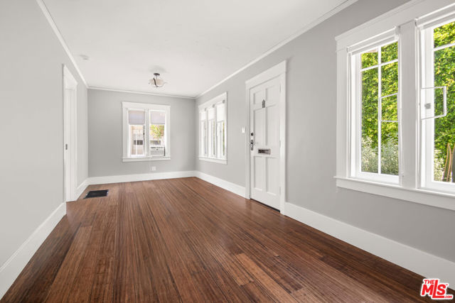 1047 9th Street, Santa Monica CA: https://media.crmls.org/mediaz/9e51ba1e-8eb5-4cba-ab65-6fb8248f22ab.jpg