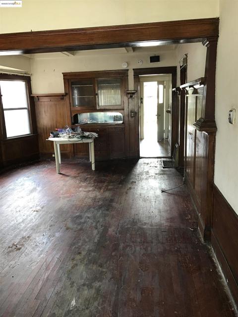 5607 Edgerly St, Oakland CA: https://media.crmls.org/mediaz/9e529b2b-859e-44a8-a2fc-7f8190d4bdc6.jpg