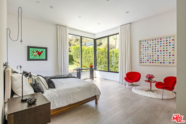9852 San Circle, Beverly Hills CA: https://media.crmls.org/mediaz/9e5358a4-c490-41dc-8426-98a9b2383d3d.jpg