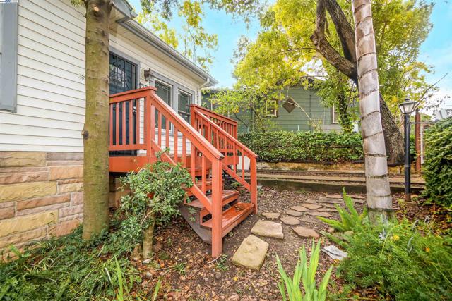 3908 Archmont Pl, Oakland CA: https://media.crmls.org/mediaz/9e535b2c-e8d7-4f6e-8ca5-5194446dfe03.jpg