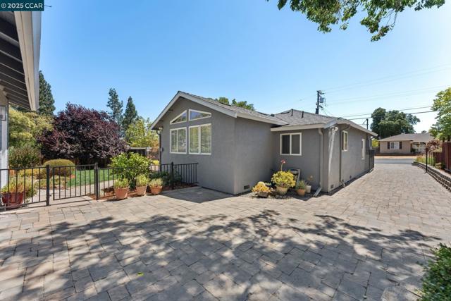 347 Valley View Rd, Pleasant Hill CA: https://media.crmls.org/mediaz/9e553f0c-2ced-443d-b459-9c29be16b8c5.jpg