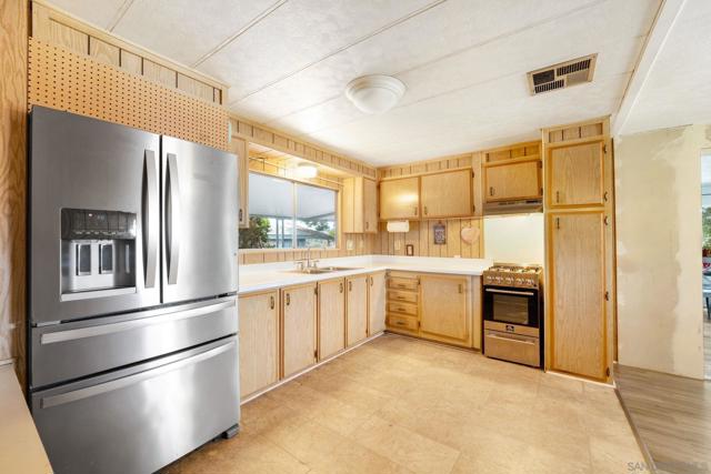 2003 Bayview Heights Dr, San Diego CA: https://media.crmls.org/mediaz/9e559ad5-d5ca-4ae5-9219-bd5cd01dc071.jpg
