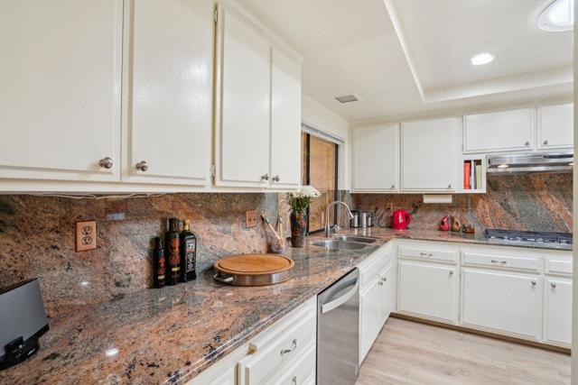 211 Camino Arroyo S, Palm Desert CA: https://media.crmls.org/mediaz/9e55a1ad-f83b-40f3-a5f2-7f7ac8014c46.jpg