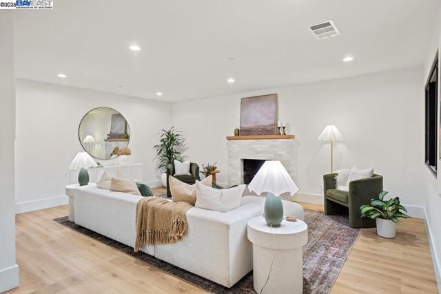 833 Polk St, Albany CA: https://media.crmls.org/mediaz/9e55fe16-9826-4c86-930a-d08b089ca5e8.jpg