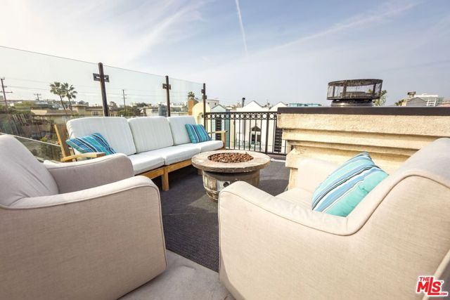 120 Galleon Street, Marina del Rey CA: https://media.crmls.org/mediaz/9e564769-0f15-4b8e-91e4-5da6f4d0788e.jpg