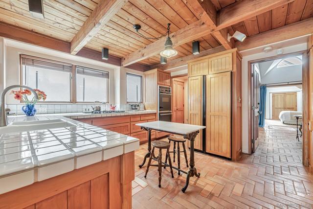 2210 Avenida De La Playa, La Jolla CA: https://media.crmls.org/mediaz/9e578af9-3582-4807-b3d3-846581de895a.jpg