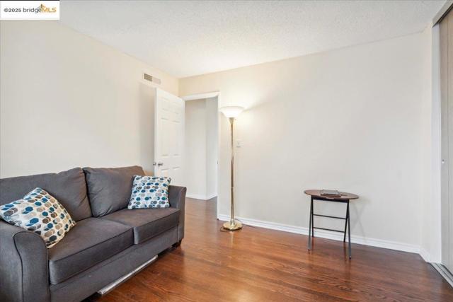 11772 Cranford Way, Oakland CA: https://media.crmls.org/mediaz/9e5858a1-f7d9-422b-9018-d7e161a37174.jpg