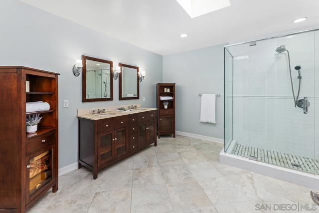 13627 Poway Springs Rd, Poway CA: https://media.crmls.org/mediaz/9e58802b-4c2d-4753-ba54-5d7e211bc997.jpg