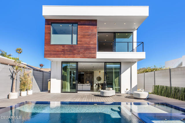 829 Flower Avenue, Venice CA: https://media.crmls.org/mediaz/9e58af29-4e7d-4dda-9cd0-89d1ebc6ac26.jpg