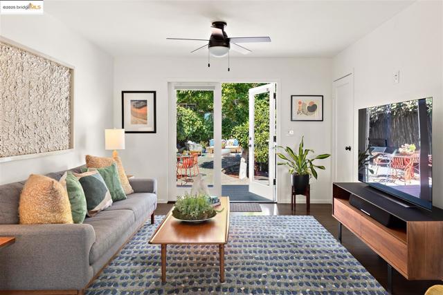 1000 Navellier St, El Cerrito CA: https://media.crmls.org/mediaz/9e5921ab-5566-4e0f-b6ff-92f0c8f28724.jpg