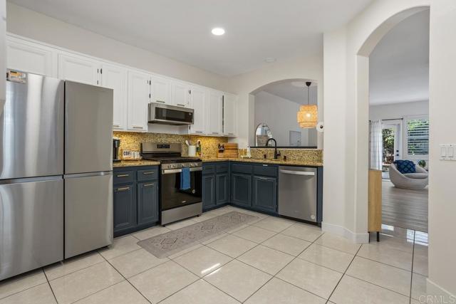 646 Sumner Way, Oceanside CA: https://media.crmls.org/mediaz/9e596516-1dc2-4821-b4f5-856d8b57259c.jpg