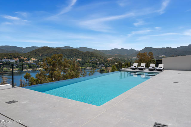 461 Lake Sherwood Drive, Lake Sherwood CA: https://media.crmls.org/mediaz/9e59d275-0b66-4754-aa56-2a941a98a5ce.jpg
