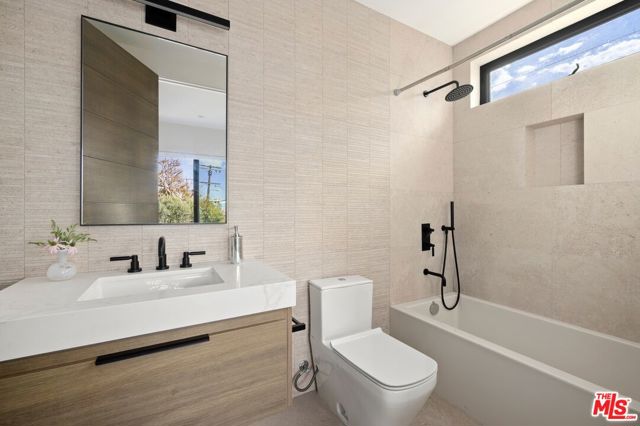 714 N La Jolla Avenue, Los Angeles CA: https://media.crmls.org/mediaz/9e59d2a2-8024-4f3d-a32b-07c75c32b1ef.jpg