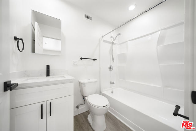 4112 1/2 S Normandie Avenue, Los Angeles CA: https://media.crmls.org/mediaz/9e5a342f-27e5-4261-bd2c-cbee2d1b04b0.jpg
