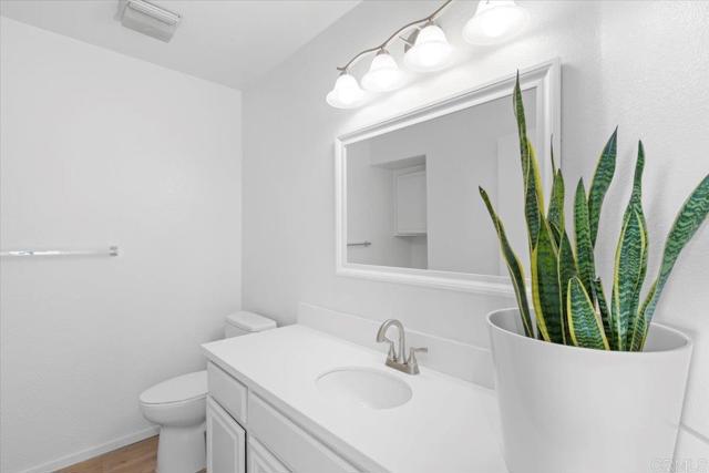 Detail Gallery Image 16 of 44 For 1275 Natoma Way #B,  Oceanside,  CA 92057 - 3 Beds | 2/1 Baths