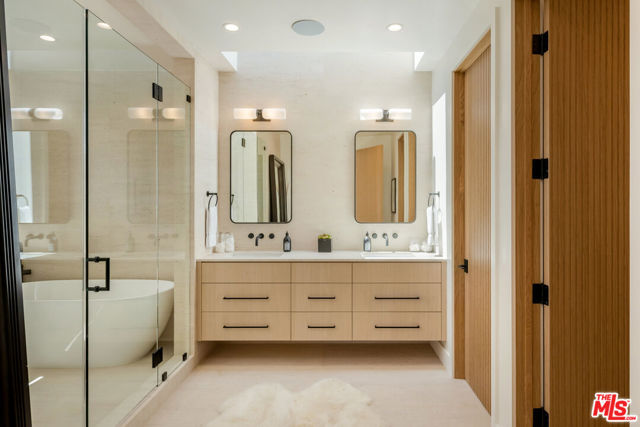 2115 Walnut Avenue, Venice CA: https://media.crmls.org/mediaz/9e5b6bb0-e76f-4228-894a-06a37ad1a320.jpg