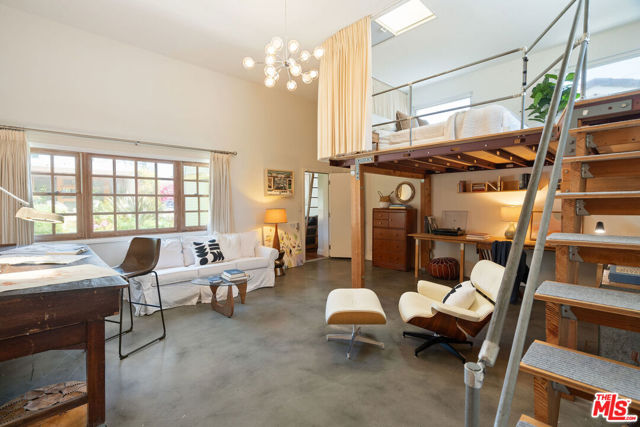 2311 Glencoe Avenue, Venice CA: https://media.crmls.org/mediaz/9e5c5de4-a5af-4f12-b48a-cd6a192c002f.jpg