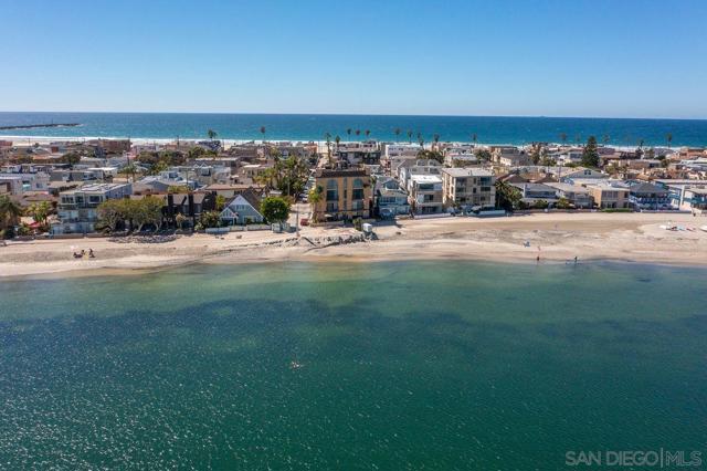2808 Bayside Walk, San Diego CA: https://media.crmls.org/mediaz/9e5c6bce-66f2-4777-8b8b-0114f75acca4.jpg