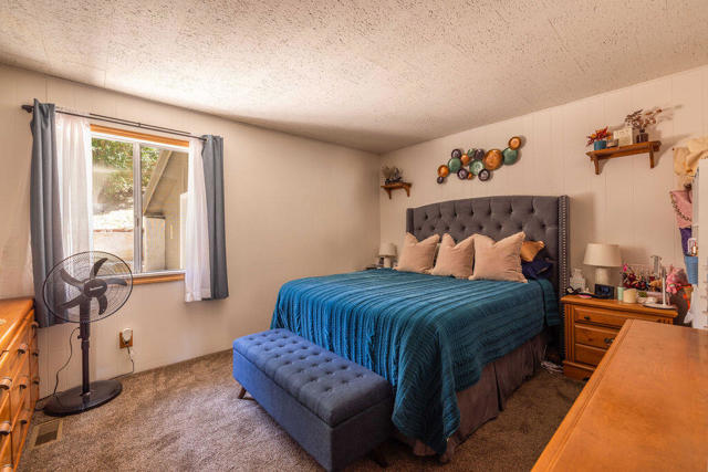 308 W Rainbow Boulevard, Big Bear CA: https://media.crmls.org/mediaz/9e5d27b1-cfde-446a-982a-86165c96a75f.jpg