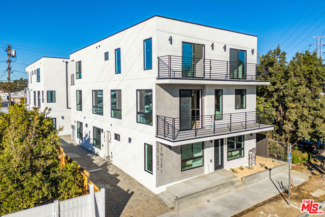 5709 Auckland Avenue, North Hollywood CA: https://media.crmls.org/mediaz/9e5d2a84-4f80-40b7-92d8-75a3cde48b55.jpg