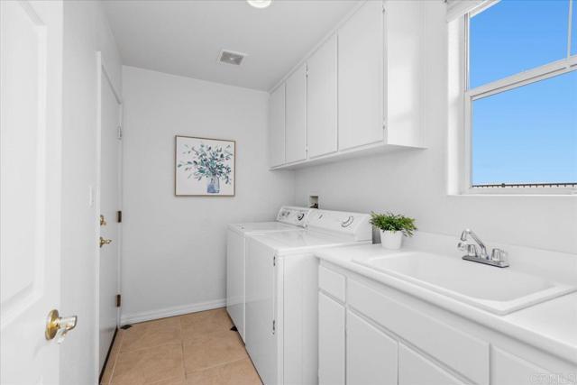 320 Crownview Ct, San Marcos CA: https://media.crmls.org/mediaz/9e5db505-8bd1-4d70-babd-da4fde4fba34.jpg