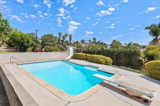 Detail Gallery Image 14 of 45 For 1569 Robyn Rd, Escondido,  CA 92025 - 4 Beds | 2/1 Baths