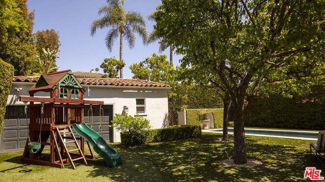 204 S Plymouth Boulevard, Los Angeles CA: https://media.crmls.org/mediaz/9e5eee90-ff1d-4dea-8982-e5cf189b935b.jpg