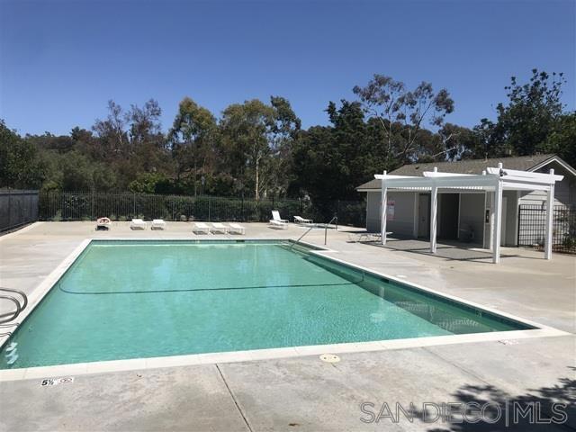 2835 Hillsboro Ct, Carlsbad CA: https://media.crmls.org/mediaz/9e5f2029-81cf-4946-8610-479ec0c08a08.jpg