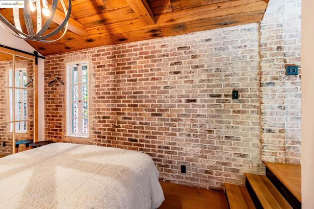 6108 Hillegass Ave, Oakland CA: https://media.crmls.org/mediaz/9e5f9cc7-6d8a-4f00-b4f0-47ade62c82ce.jpg