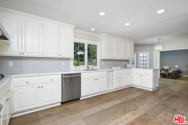 5449 S Rim Street, Thousand Oaks CA: https://media.crmls.org/mediaz/9e5ff30a-0587-4b89-bd5e-f7ad5e4fd078.jpg