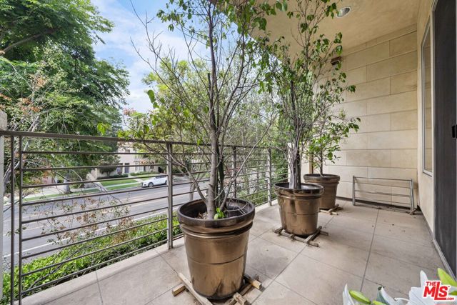 1318 Roxbury Drive, Los Angeles CA: https://media.crmls.org/mediaz/9e609276-b0fe-46df-a125-075ef0210846.jpg