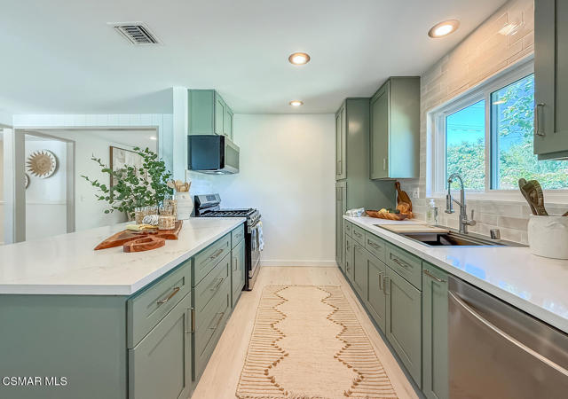 166 Sandberg Street, Thousand Oaks CA: https://media.crmls.org/mediaz/9e60b4c5-4d04-4af9-90b5-b7961ca26252.jpg