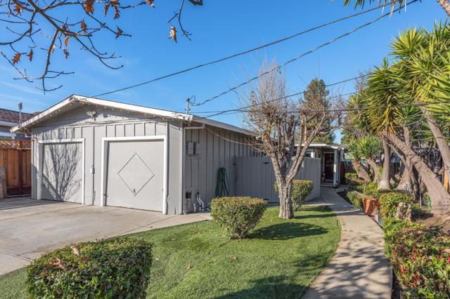 1005 Jones Court, Redwood City CA: https://media.crmls.org/mediaz/9e612477-46a3-4ca5-916b-ad9f1da97d4e.jpg