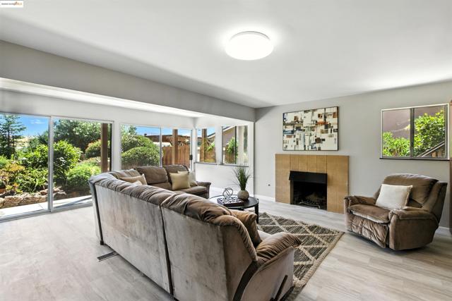 3112 View Drive, Antioch CA: https://media.crmls.org/mediaz/9e61d602-6a3e-44f8-87ee-967875d6ecc7.jpg