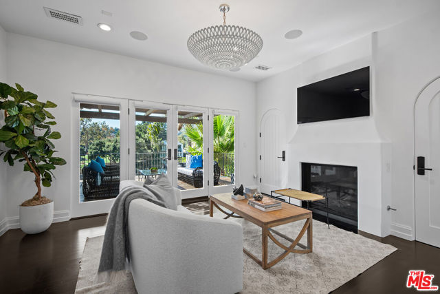 9928 Toluca Lake Avenue, Toluca Lake CA: https://media.crmls.org/mediaz/9e634634-7ddc-4efe-926a-bdcf7b5ffd67.jpg