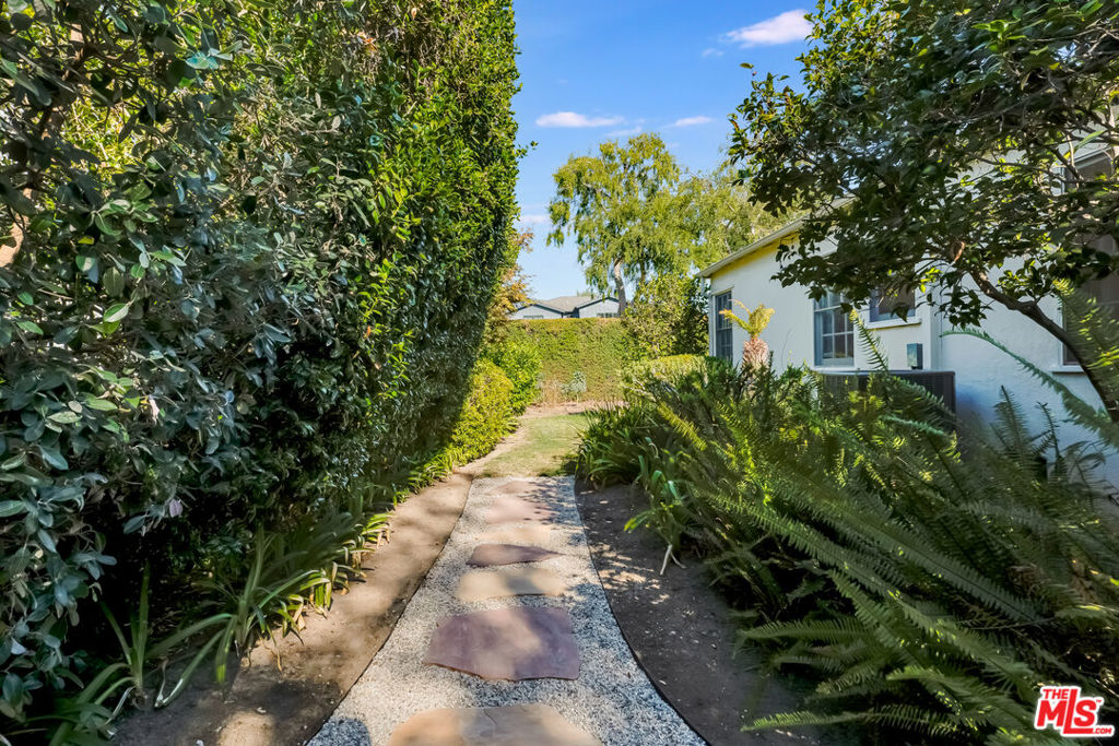 https://media.crmls.org/mediaz/9e64d0df-fb23-4f35-a2d0-83033e7bb282.jpg?preset=X-Large