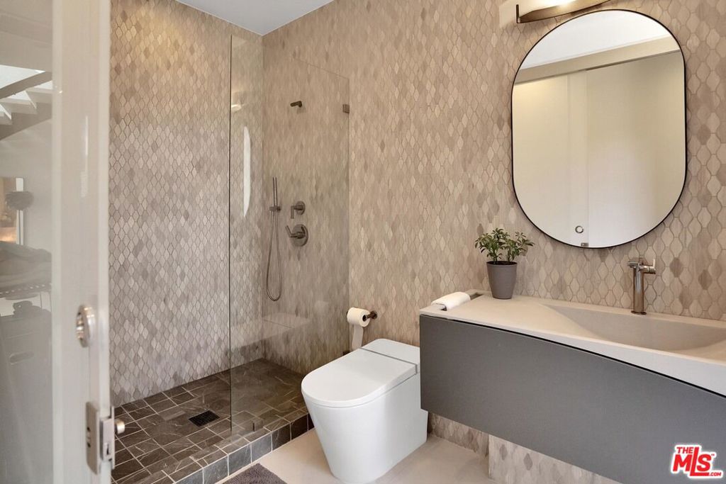 https://media.crmls.org/mediaz/9e6581c5-e49a-4106-904d-b73d0debb472.jpg?preset=X-Large